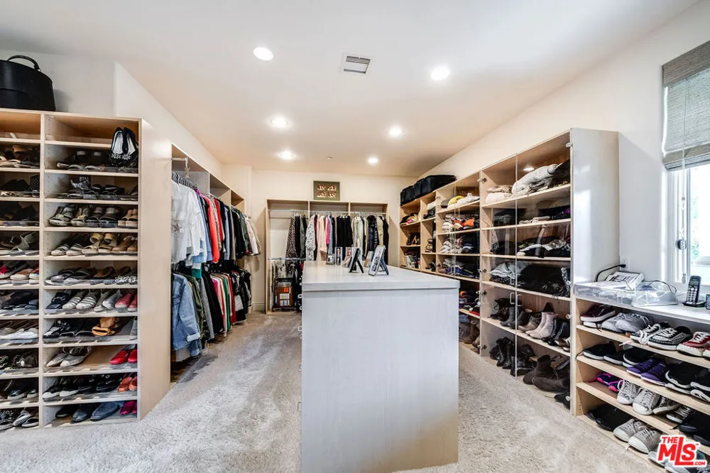 12145 Summit Court Beverly Hills, CA 90210