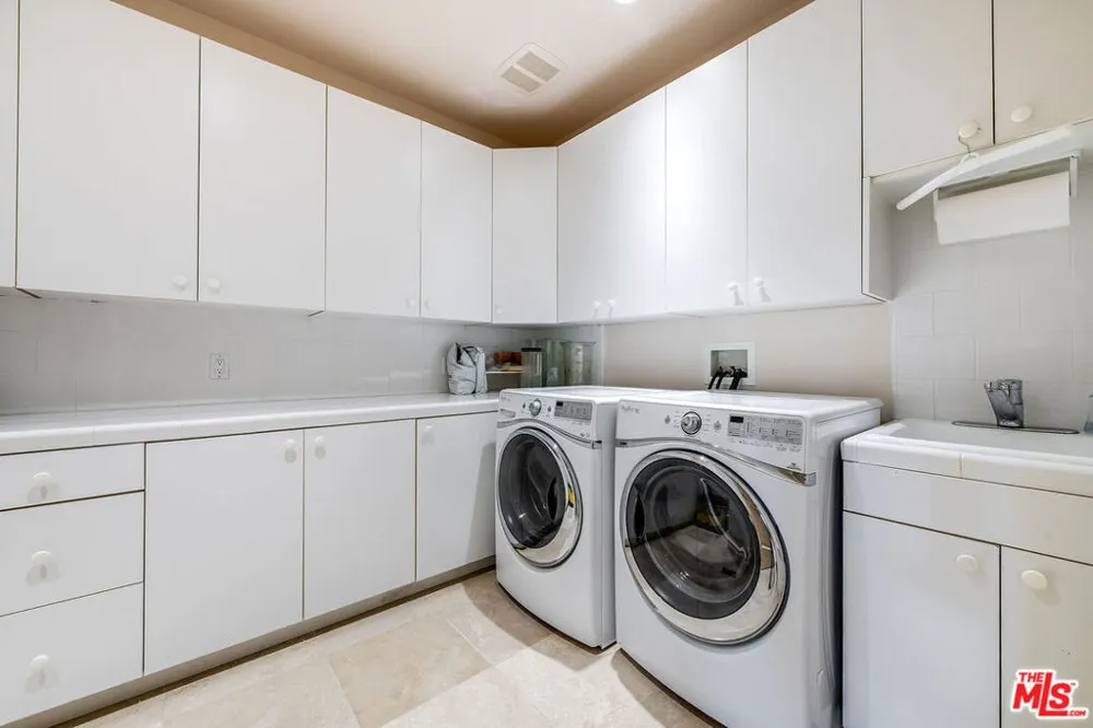 12145 Summit Court Beverly Hills, CA 90210