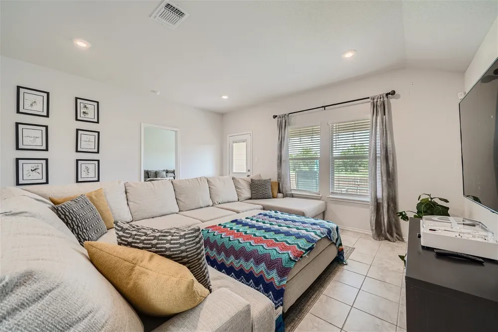 717 Taggart Trail Jarrell, TX 76537