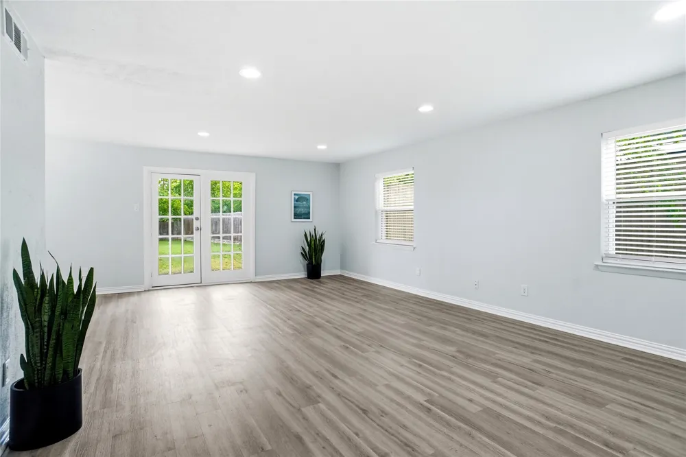 2823 Ermine Way Farmers Branch, TX 75234