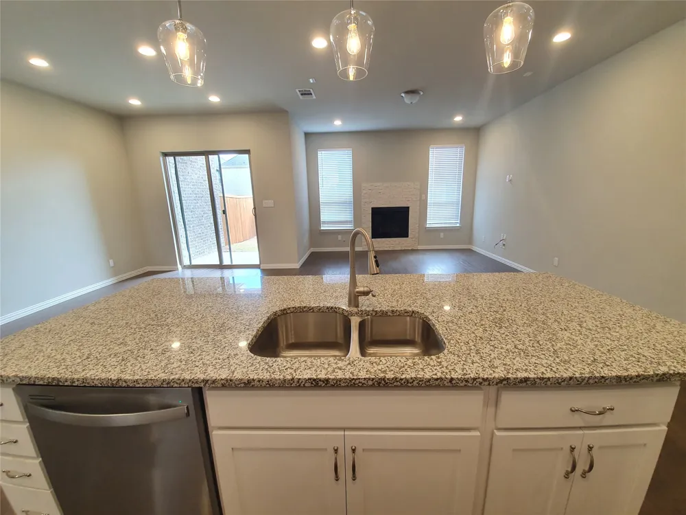 8266 Primrose Way Dallas, TX 75252