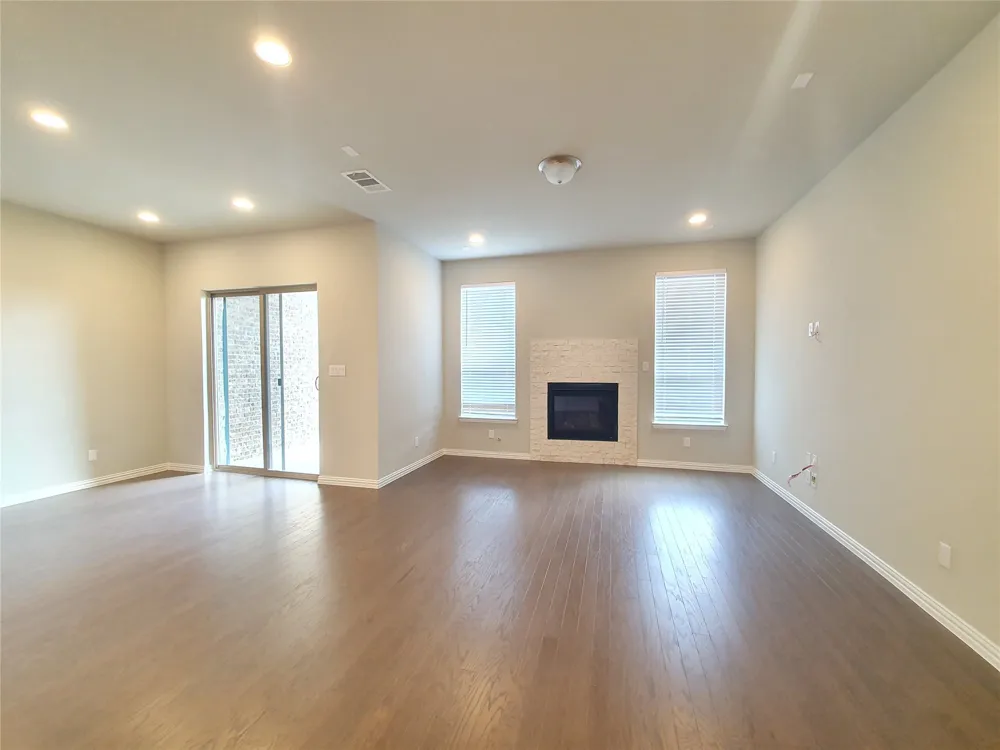 8266 Primrose Way Dallas, TX 75252