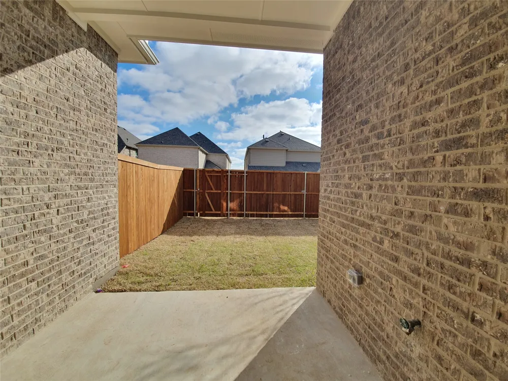 8266 Primrose Way Dallas, TX 75252