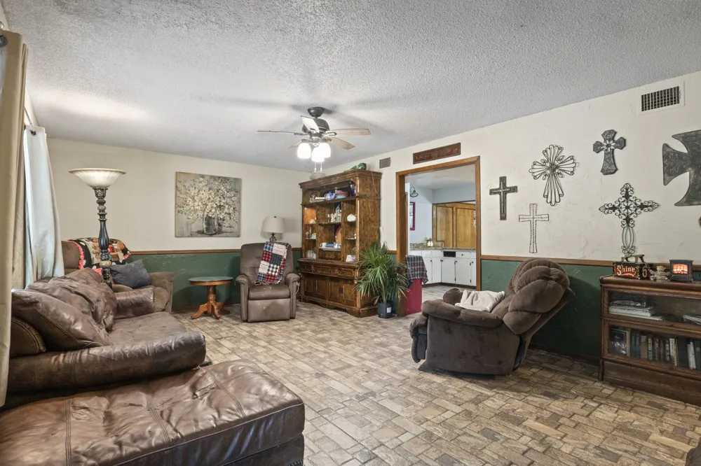 504 E 3rd Mt Pleasant, TX 75455