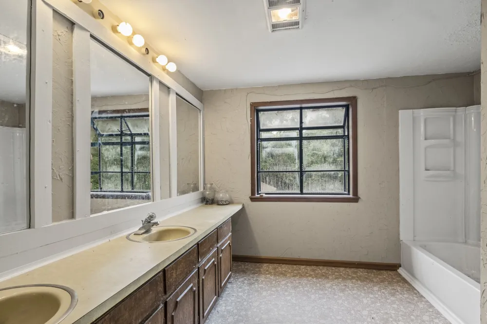 504 E 3rd Mt Pleasant, TX 75455
