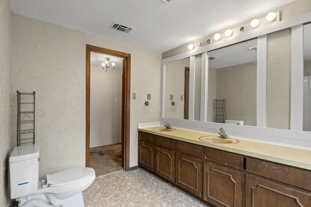 504 E 3rd Mt Pleasant, TX 75455