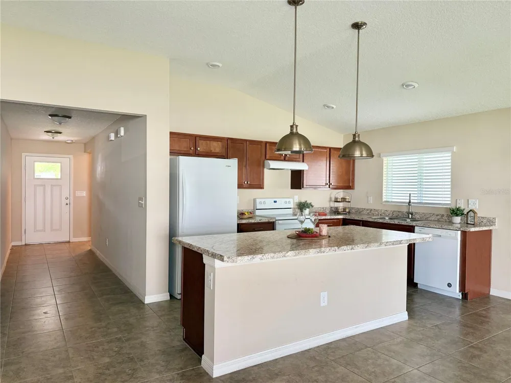 9242 FREEDOM HILL DR Seffner, FL 33584