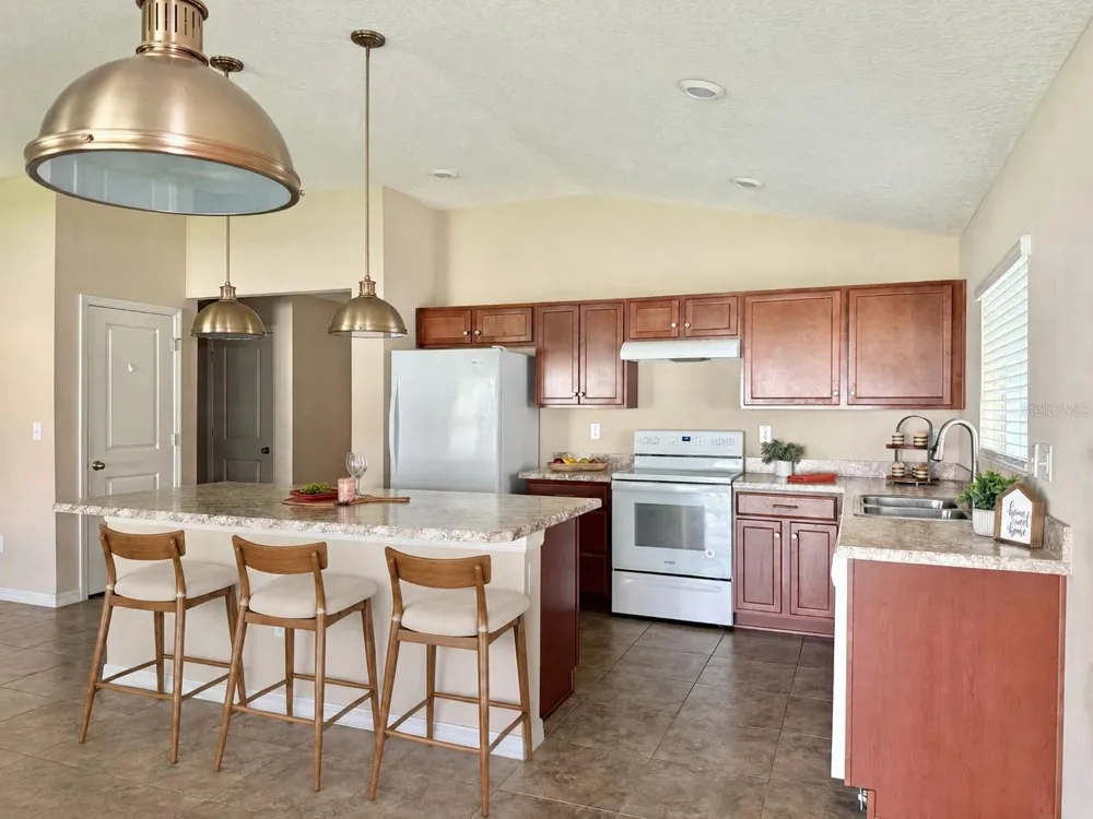 9242 FREEDOM HILL DR Seffner, FL 33584