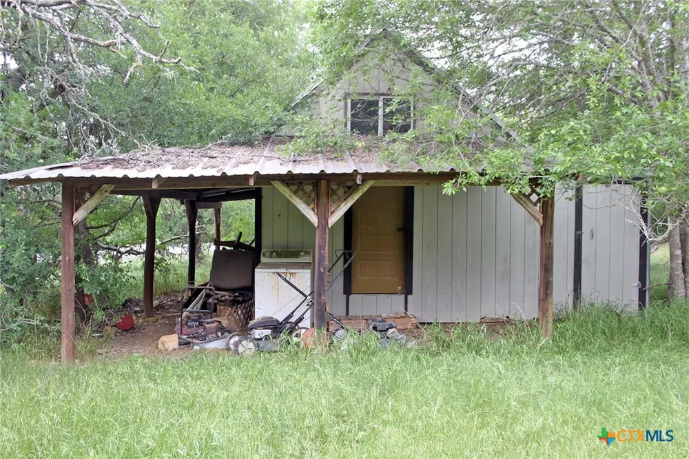 7887 Pettytown Road Red Rock, TX 78662