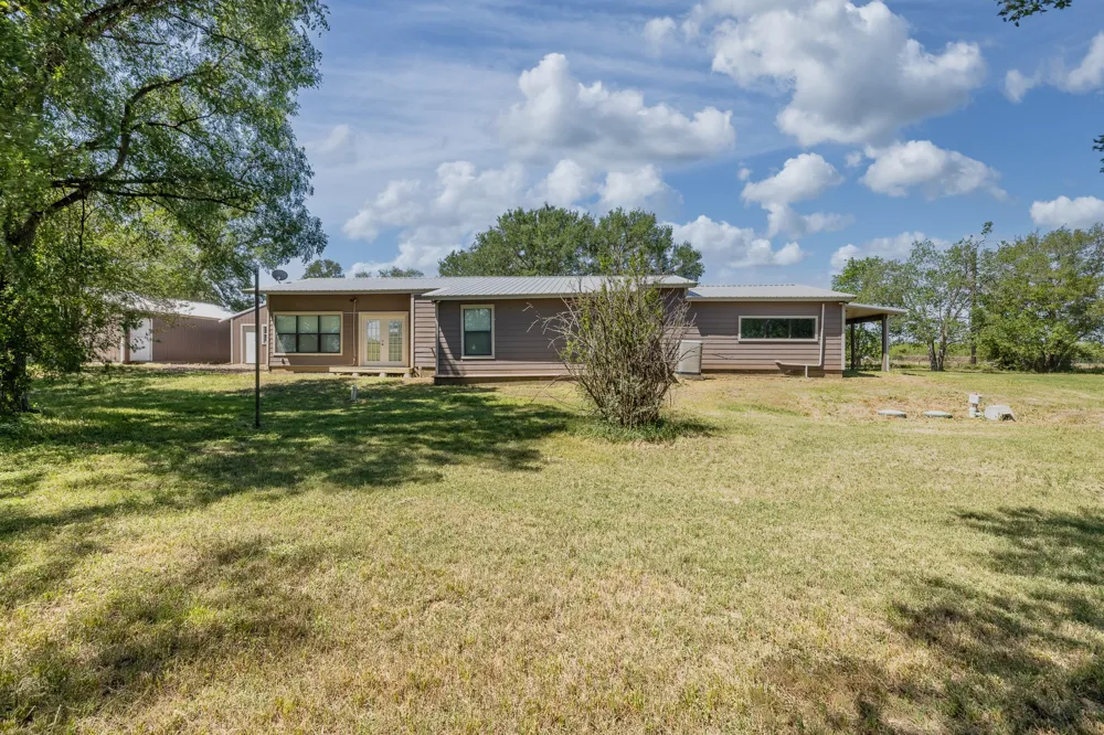 1229 State 304 Highway Gonzales, TX 78629