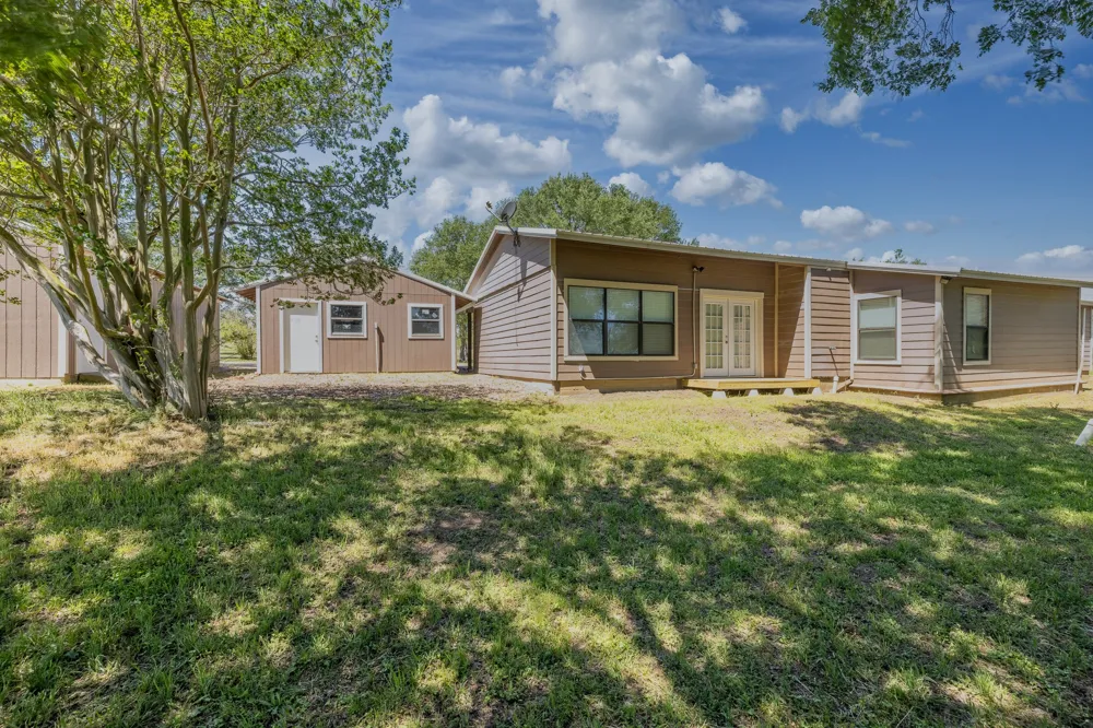 1229 State 304 Highway Gonzales, TX 78629