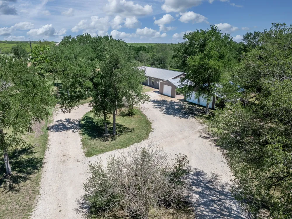 1229 State 304 Highway Gonzales, TX 78629