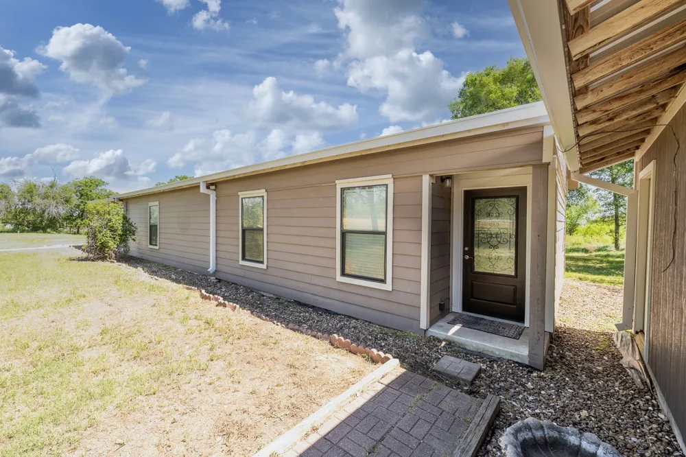 1229 State 304 Highway Gonzales, TX 78629