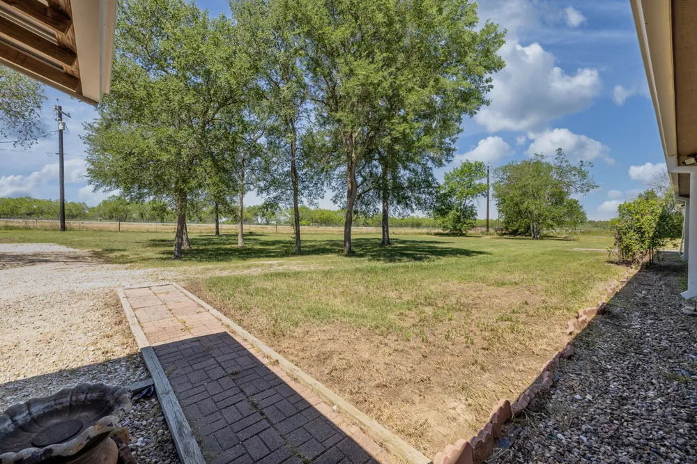 1229 State 304 Highway Gonzales, TX 78629