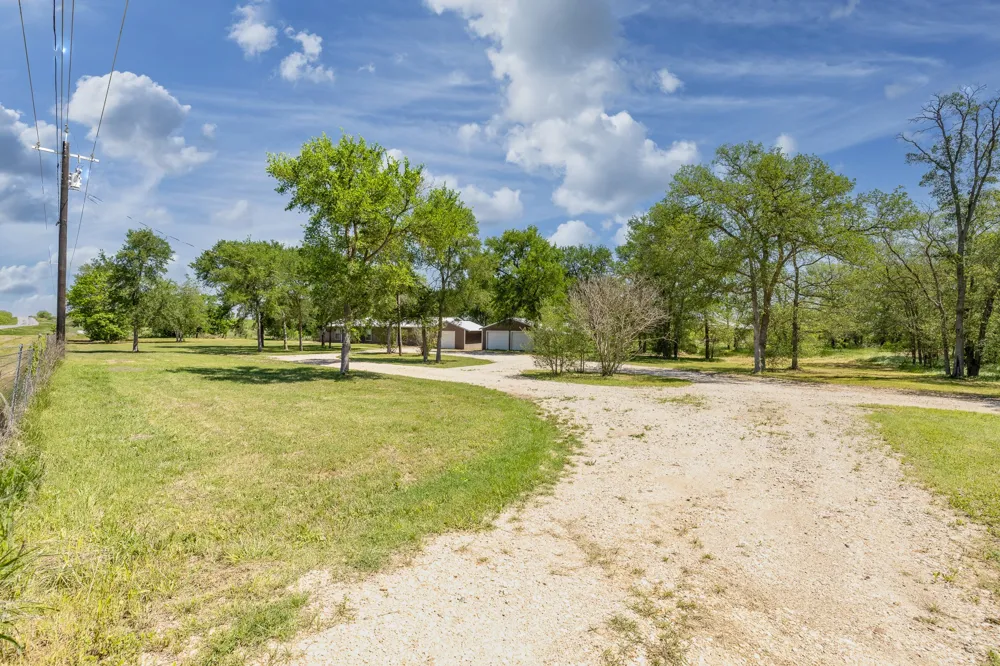 1229 State 304 Highway Gonzales, TX 78629