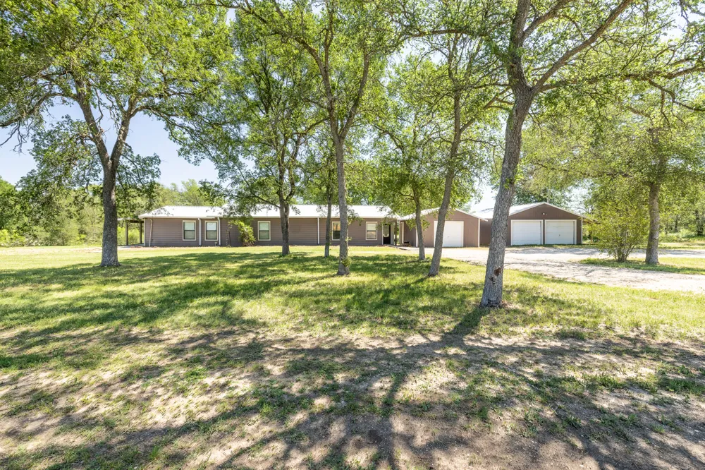 1229 State 304 Highway Gonzales, TX 78629