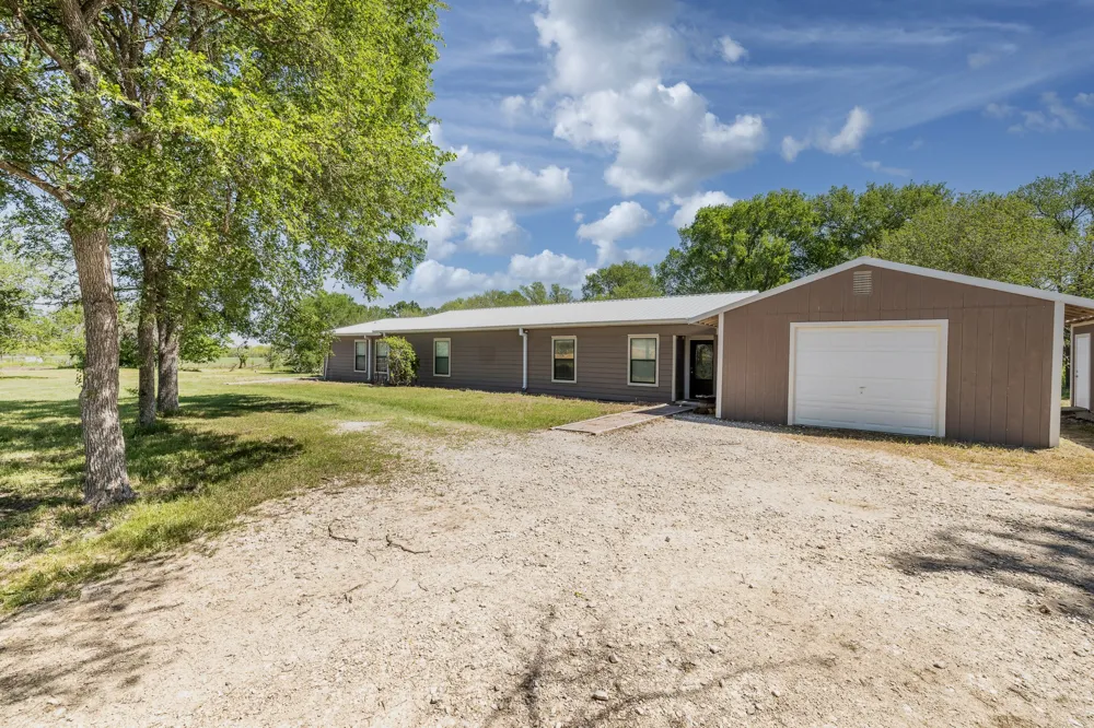 1229 State 304 Highway Gonzales, TX 78629