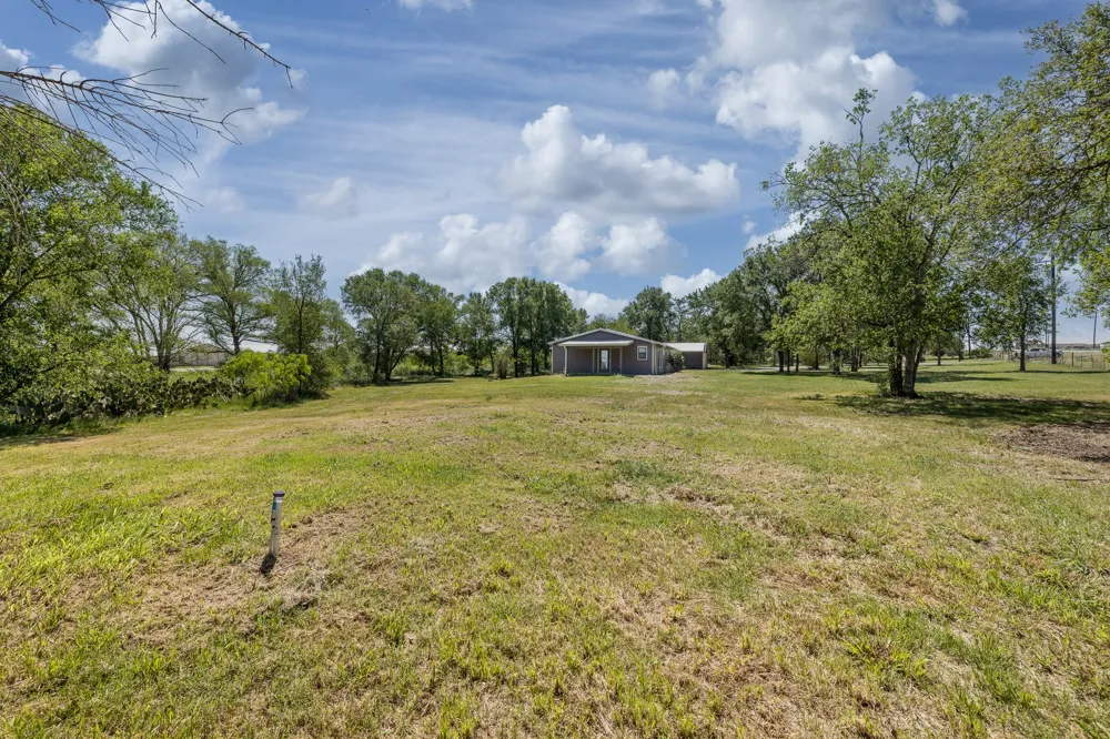 1229 State 304 Highway Gonzales, TX 78629