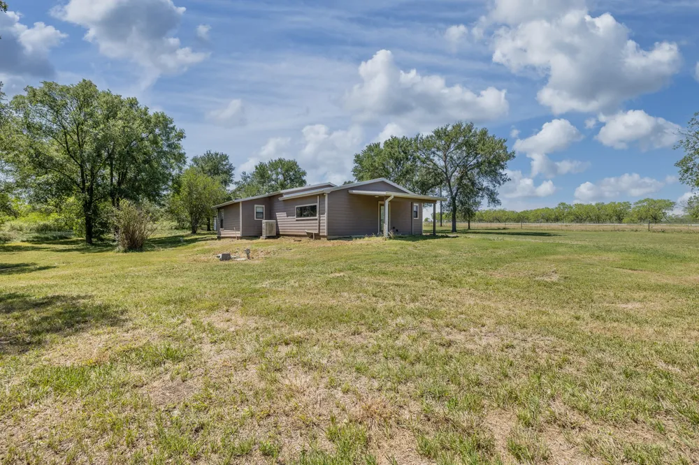1229 State 304 Highway Gonzales, TX 78629