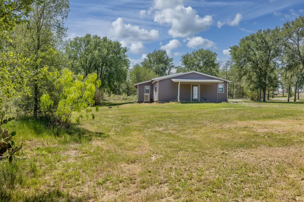1229 State 304 Highway Gonzales, TX 78629