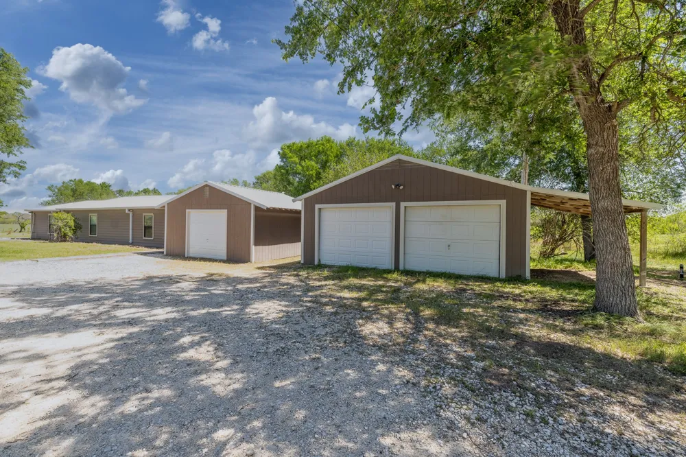 1229 State 304 Highway Gonzales, TX 78629
