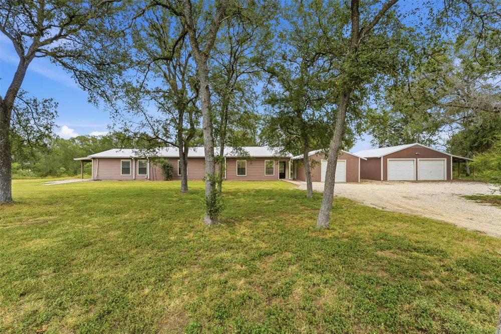 1229 State 304 Highway Gonzales, TX 78629