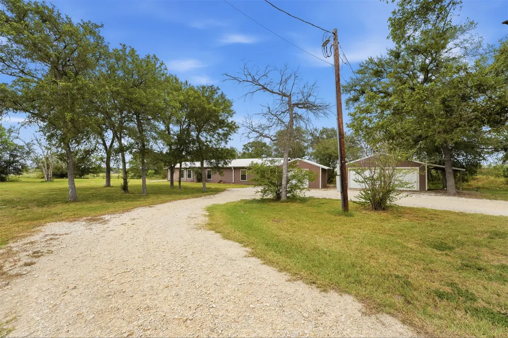1229 State 304 Highway Gonzales, TX 78629