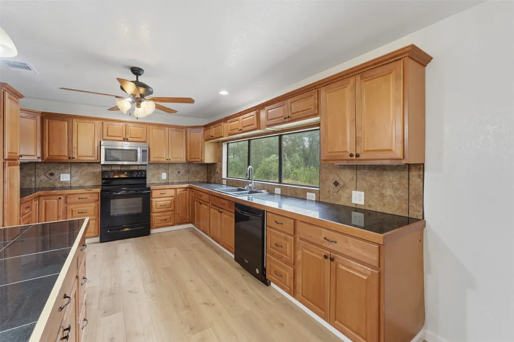 1229 State 304 Highway Gonzales, TX 78629