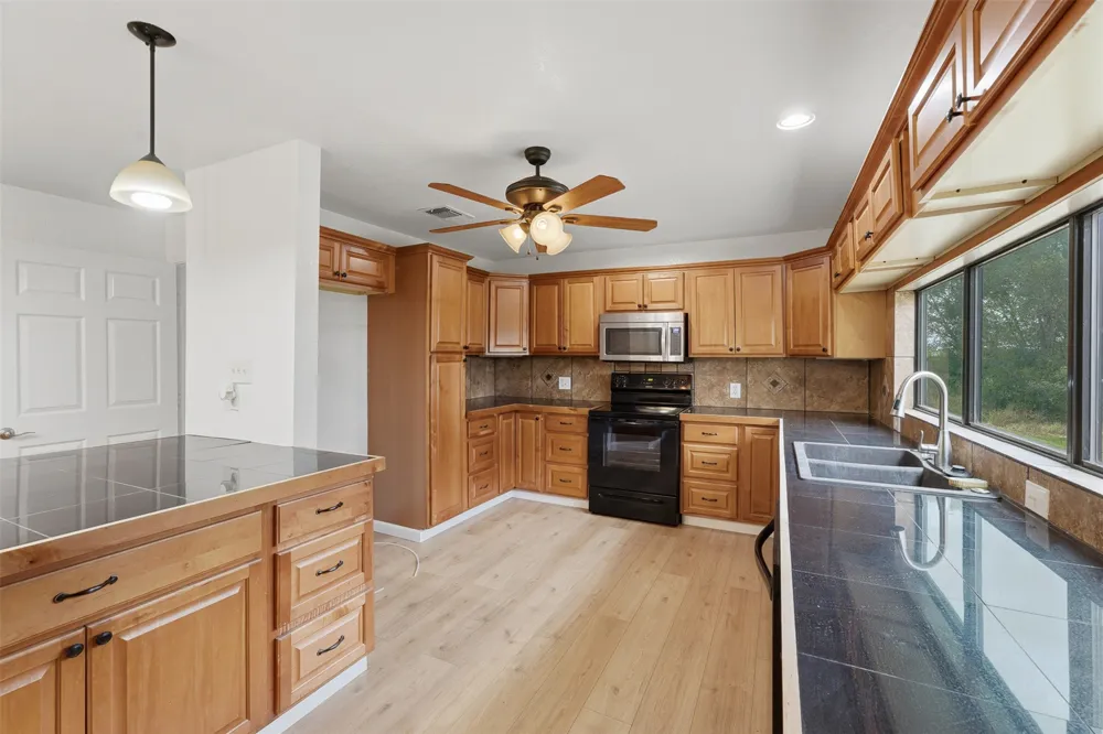 1229 State 304 Highway Gonzales, TX 78629