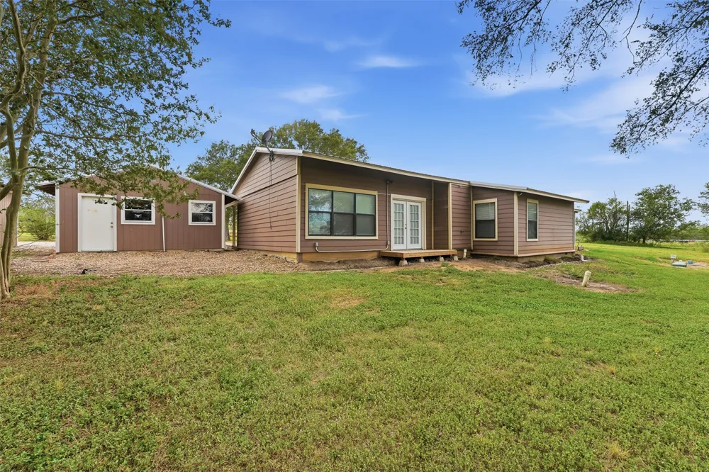 1229 State 304 Highway Gonzales, TX 78629