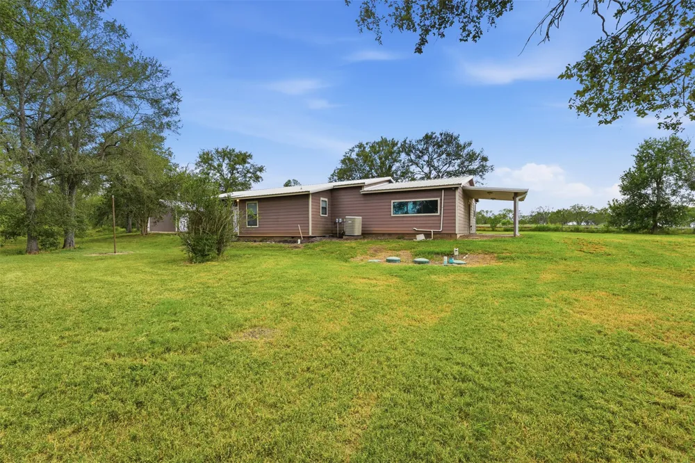 1229 State 304 Highway Gonzales, TX 78629