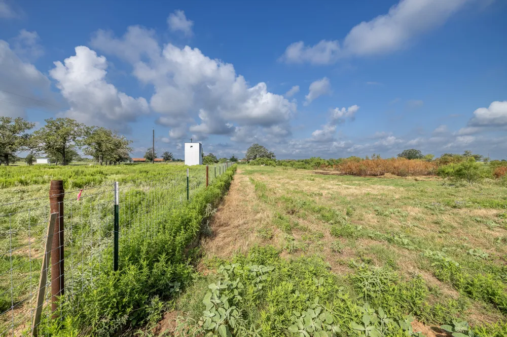 1 County Road 491 Gonzales, TX 78629