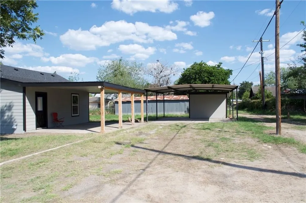 300 E Le Roy Street Three Rivers, TX 78071