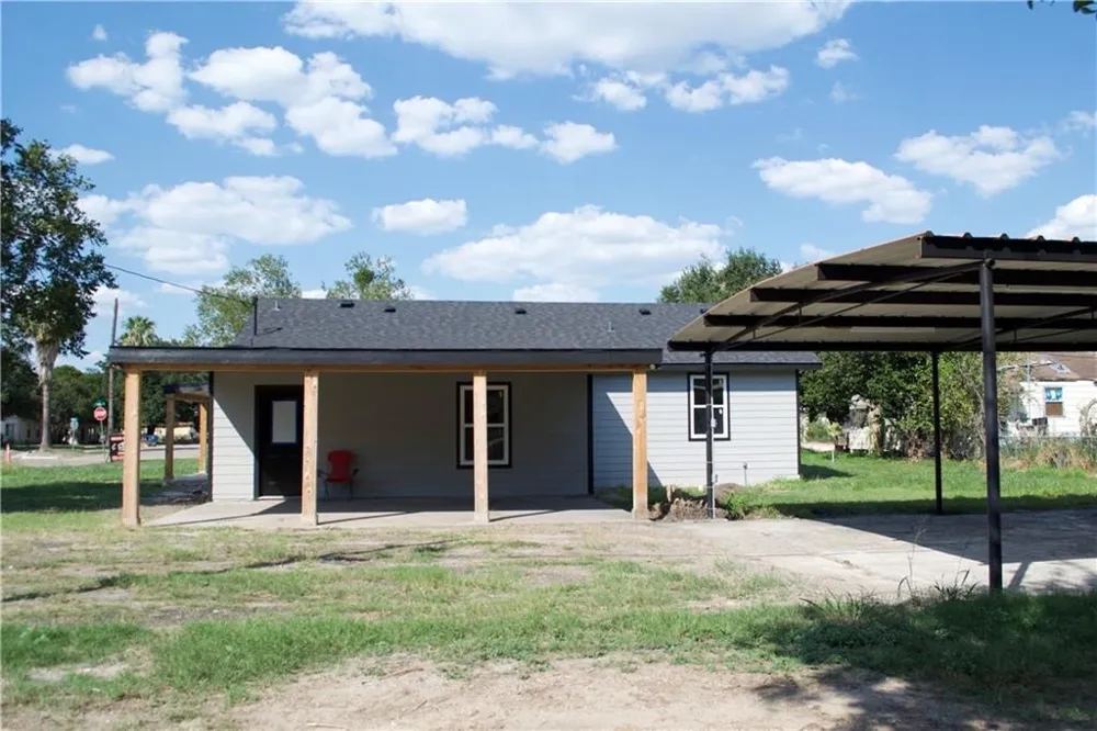 300 E Le Roy Street Three Rivers, TX 78071