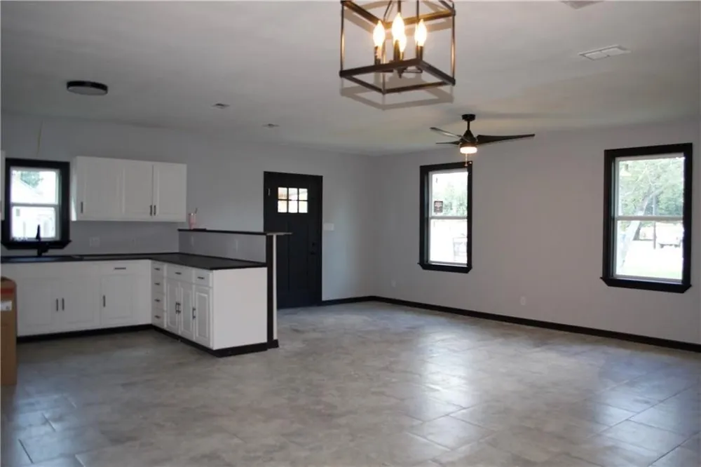300 E Le Roy Street Three Rivers, TX 78071