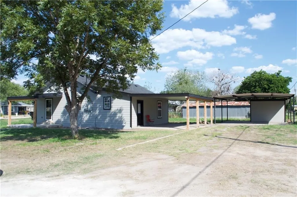300 E Le Roy Street Three Rivers, TX 78071