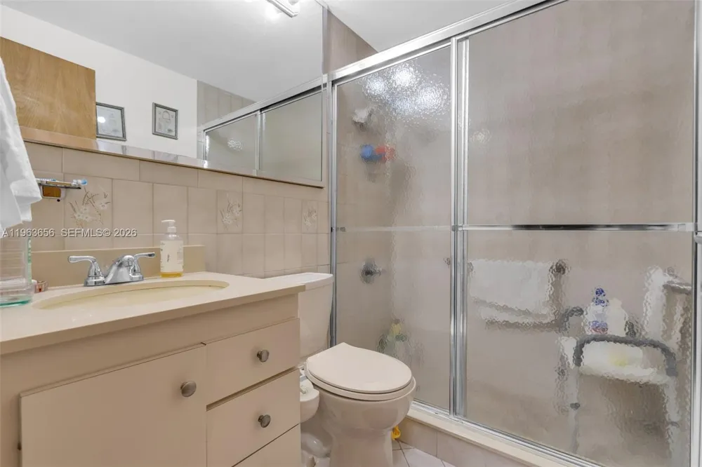 533 E 23rd St Hialeah, FL 33013