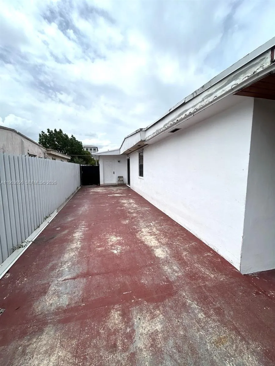 533 E 23rd St Hialeah, FL 33013