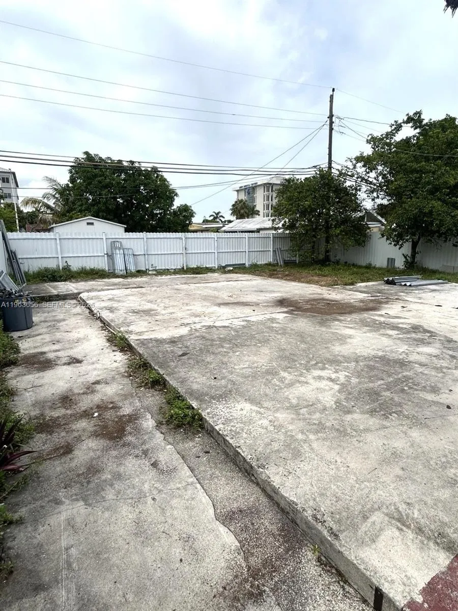 533 E 23rd St Hialeah, FL 33013