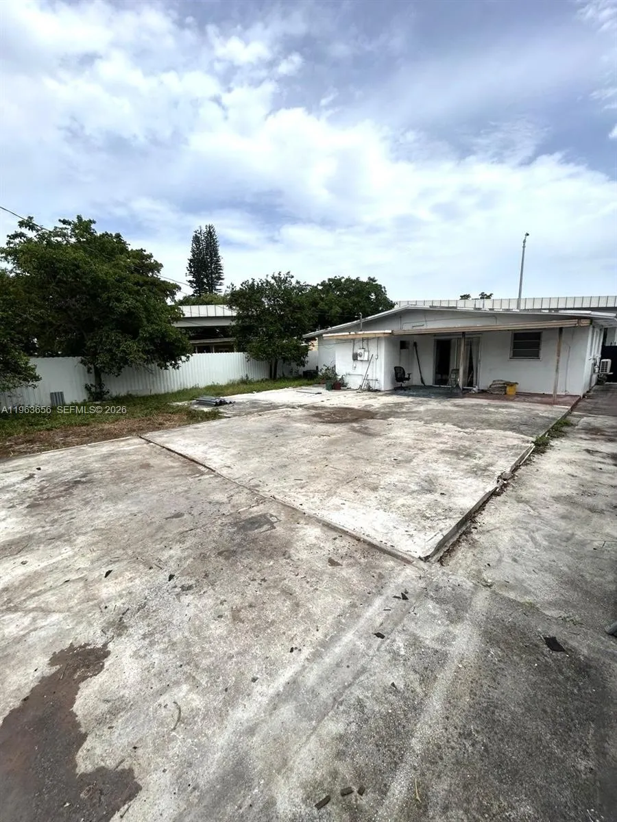 533 E 23rd St Hialeah, FL 33013