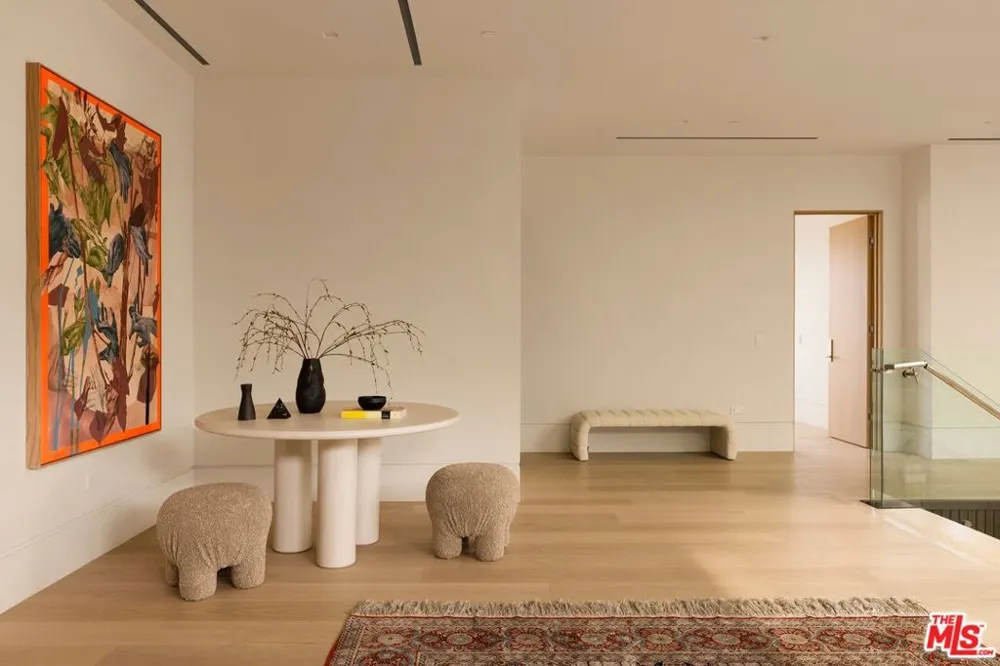 822 Kenter Los Angeles, CA 90049