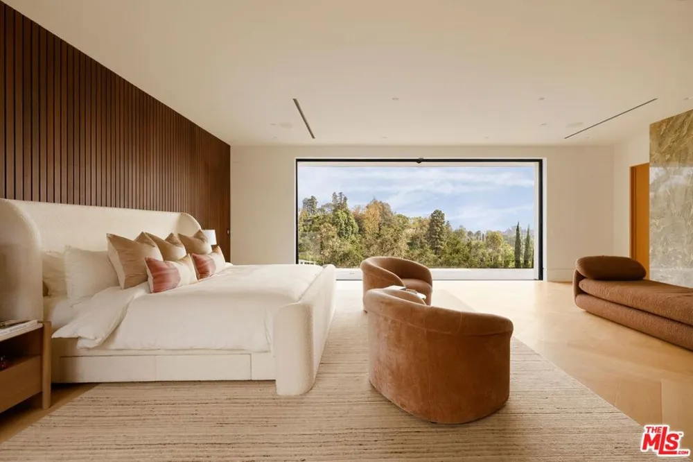 822 Kenter Los Angeles, CA 90049