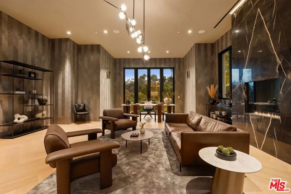 822 Kenter Los Angeles, CA 90049