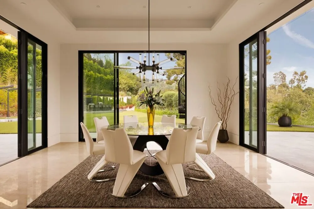 822 Kenter Los Angeles, CA 90049