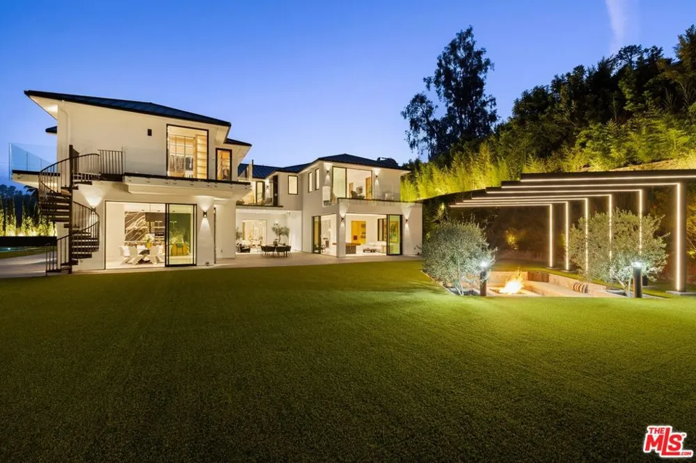 822 Kenter Los Angeles, CA 90049