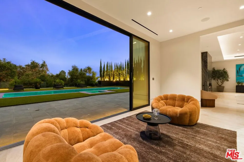 822 Kenter Los Angeles, CA 90049