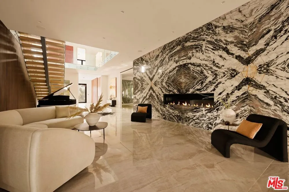 822 Kenter Los Angeles, CA 90049