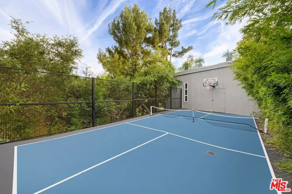 822 Kenter Los Angeles, CA 90049