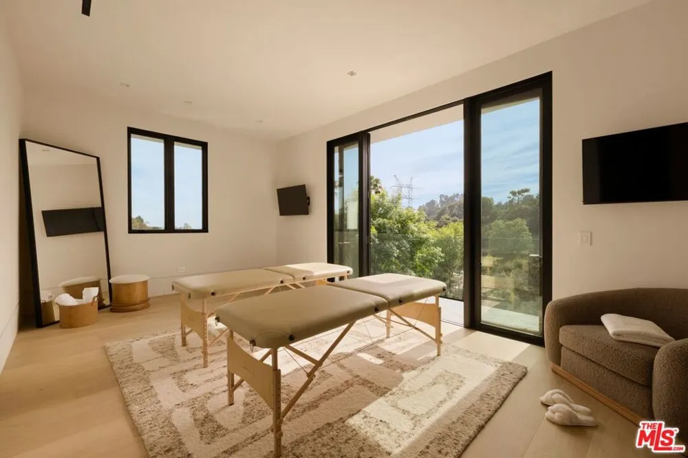 822 Kenter Los Angeles, CA 90049