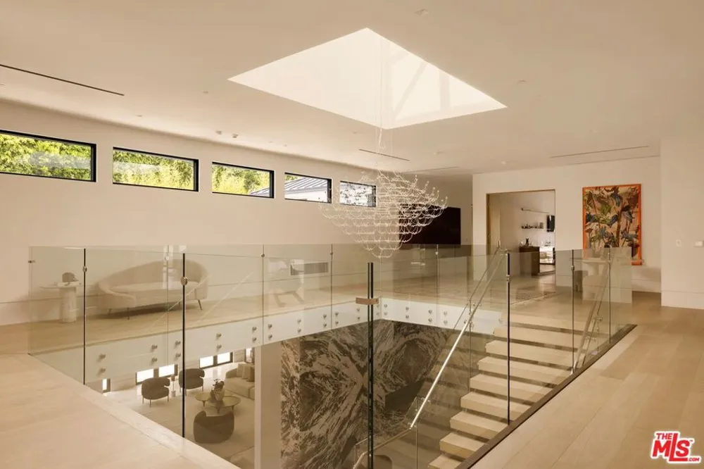 822 Kenter Los Angeles, CA 90049